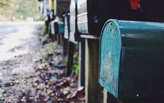 Ein blauer Briekasten als Versinnbildlichung für E-Mail-Marketing-Service. 