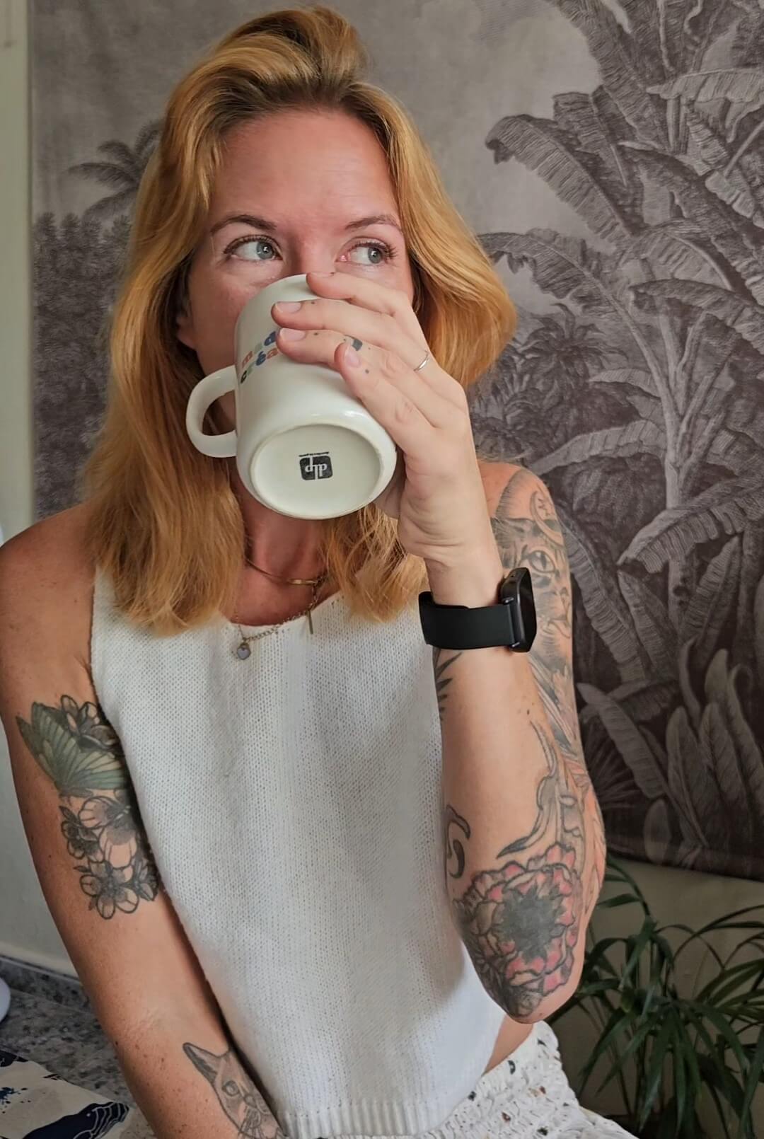 Emailmarketing-Expertin trinkt Kaffee.