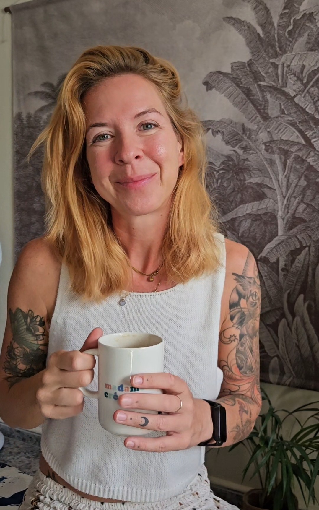 irena-email-marketing-freelancer Email-Marketing Freelancer Irena trinkt einen Kaffee